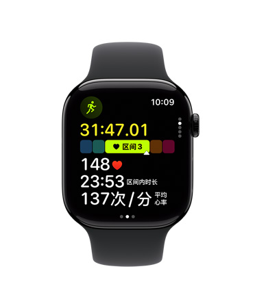 Apple Watch Series 10 搭配黑色运动型表带的正面视图，用户界面显示体能训练 app 中户外跑步的心率区间功能。