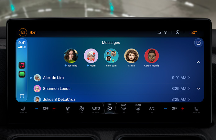 显示车内的 CarPlay 车载功能，突出展示全新设计。