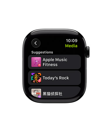 未搭配表带的亮黑色 Apple Watch，表盘显示为你建议的一系列精选歌单或播客节目。