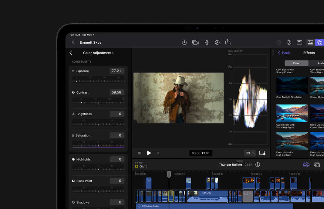 三个人走在沙漠风景中的素材，在 iPad Pro 上使用 iPad 版 Final Cut Pro Pro 展示调色数据。