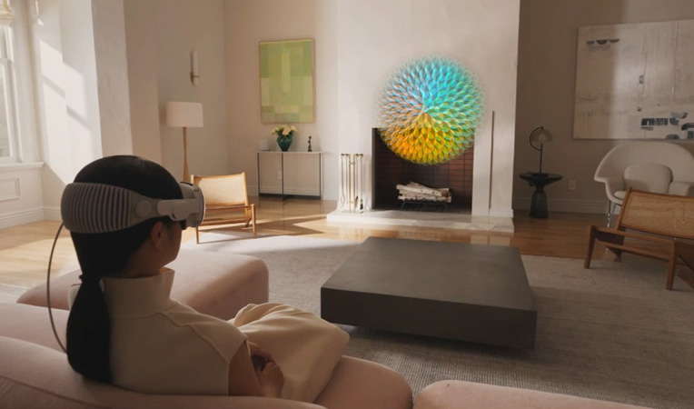 一个人戴着 Apple Vision Pro 在使用正念 app。