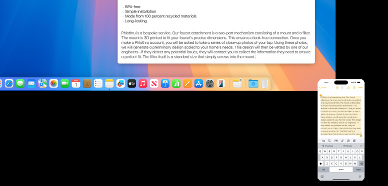 iPhone 正借助通用剪贴板将笔记内容拷贝到 Mac mini 上。这部配备 M4 芯片的 Mac mini 连接着 Studio Display。