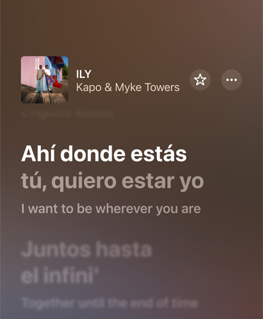 Apple Music 中播放 Kapo & Myke Towers 的《ILY》，展示从西班牙语到英语的歌词翻译。