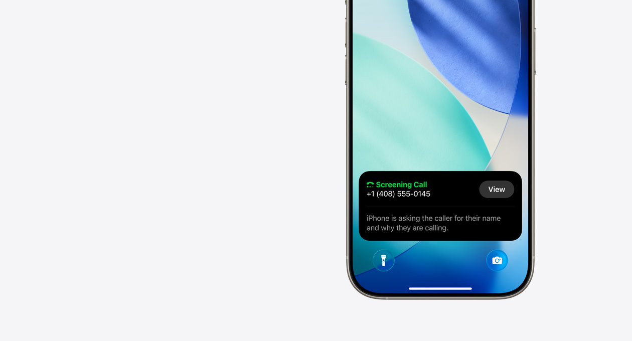 iPhone 的锁定屏幕的下部，显示筛选通话的通知，通知的意思是 iPhone 正在询问来电者的姓名以及来电原因。