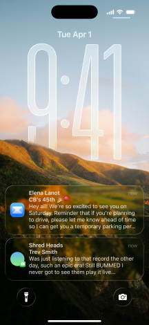 五款 iPhone 机型依次向后分散排列,彼此略有重叠。最左侧机型的屏幕显示信息 app 中的对话,展示精美的背景;左起第二个机型的屏幕显示主屏幕,展示五颜六色的 app 图标; 中间机型的屏幕显示锁定屏幕,展示照片和 Liquid Glass 设计的时间数字,在屏幕底部还有两则提示通知;右起第二个机型的屏幕显示以 Liquid Glass 设计的透明的 app 图标;最右侧机型的屏幕显示音乐播放器,同样是全新的 Liquid Glass 设计。
