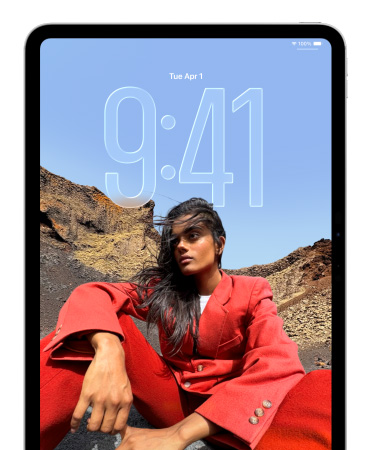 iPad 展示锁定屏幕，其中表示时间的大尺寸数字位于坐着的人物图像后方。