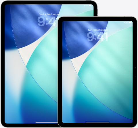 竖屏模式的 iPad Pro 和 iPad Air 并排摆放，位于前面的 iPad Air 与后面的 iPad Pro 部分交叠，锁定屏幕以半透明的 Liquid Glass 效果显示时间。