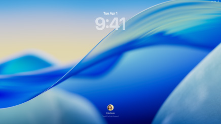 三款 Mac 机型正面朝前摆放。左侧为银色 16 英寸 MacBook Pro, 屏幕上的电话 app 显示最近联系人;中间为蓝色 24 英寸 iMac,屏幕显示 macOS Tahoe 26 墙纸;右侧为午夜色 13 英寸 MacBook Air,屏幕显示桌面上的聚焦搜索,以及采用 Liquid Glass 设计的程序坞和日历、时钟、天气等各种小组件。