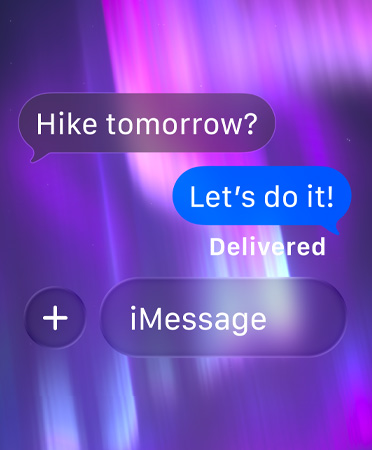 信息 app 的群聊界面，背景是一张极光照片。