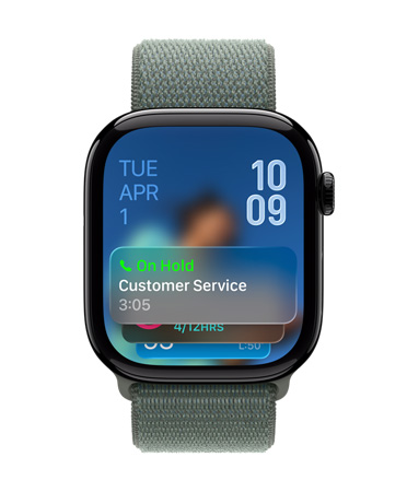 亮黑色 Apple Watch 搭配鼠尾草绿色表带，表盘底部显示通话保留助理通知，左上角显示日期，右上角显示叠放的时间数字。